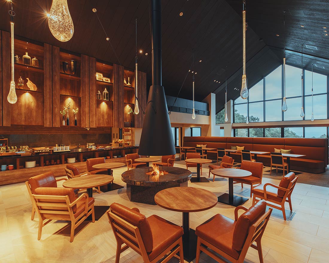 木の温もりに触れながら。