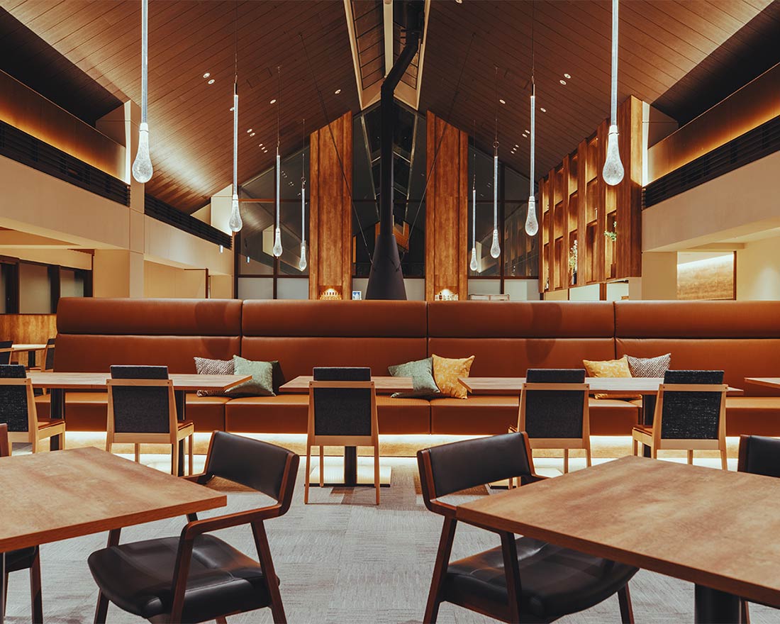 広く、高く、森の風が吹き込む。