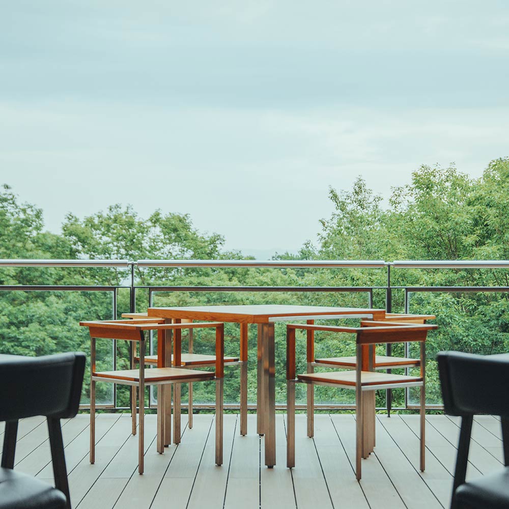 ウッドテラスで風を感じながら。