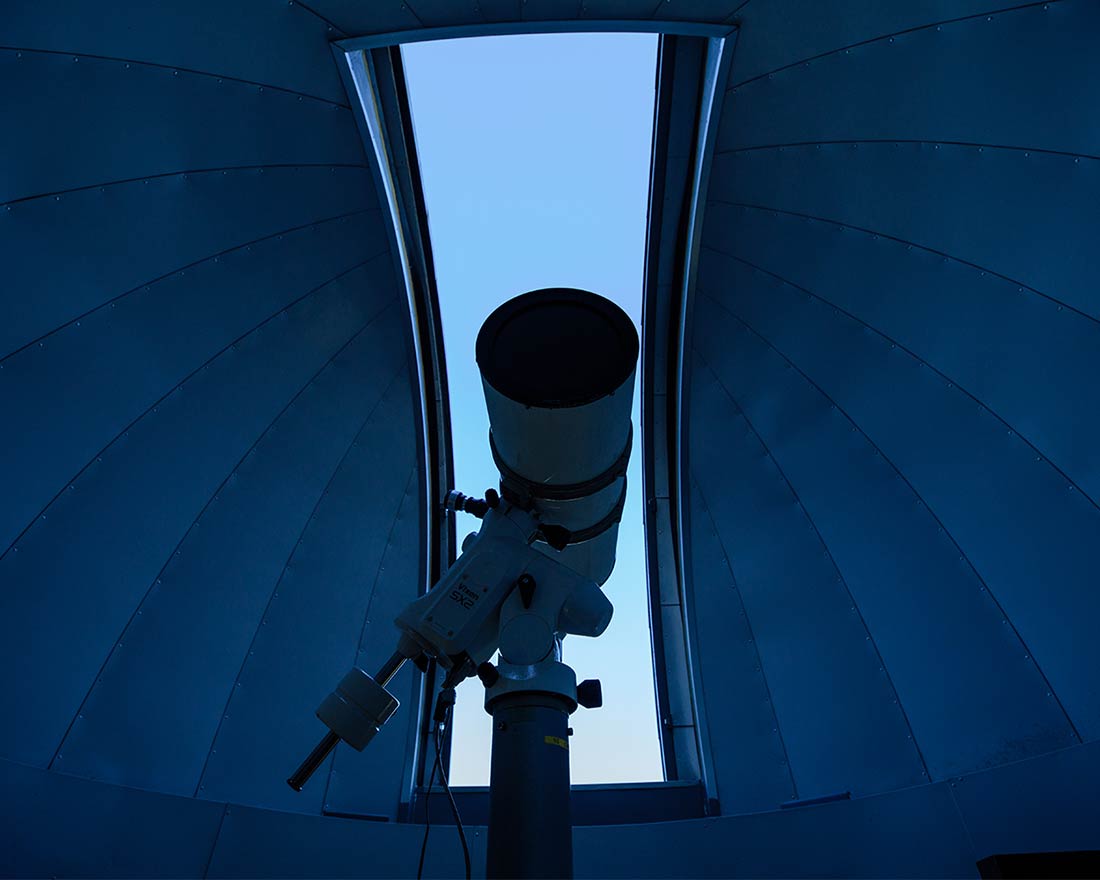 望遠鏡をのぞくと、満天の星。