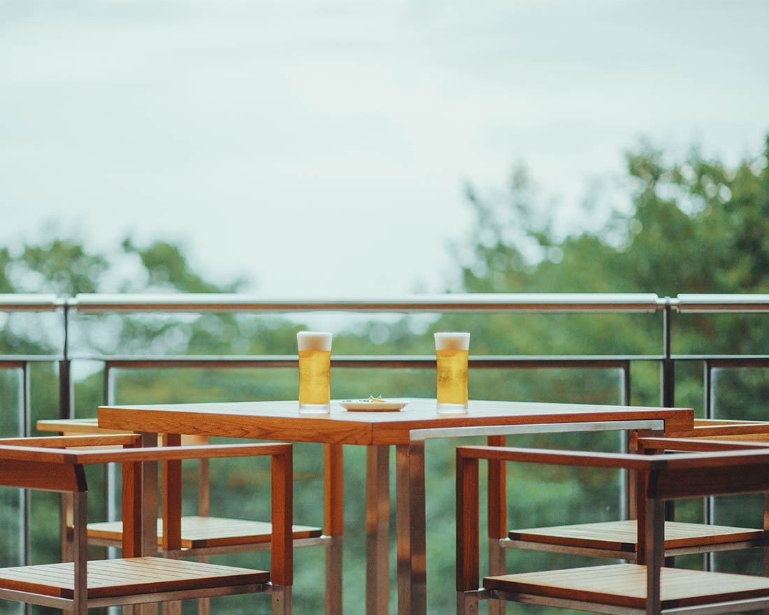 森を一望できるウッドテラス。