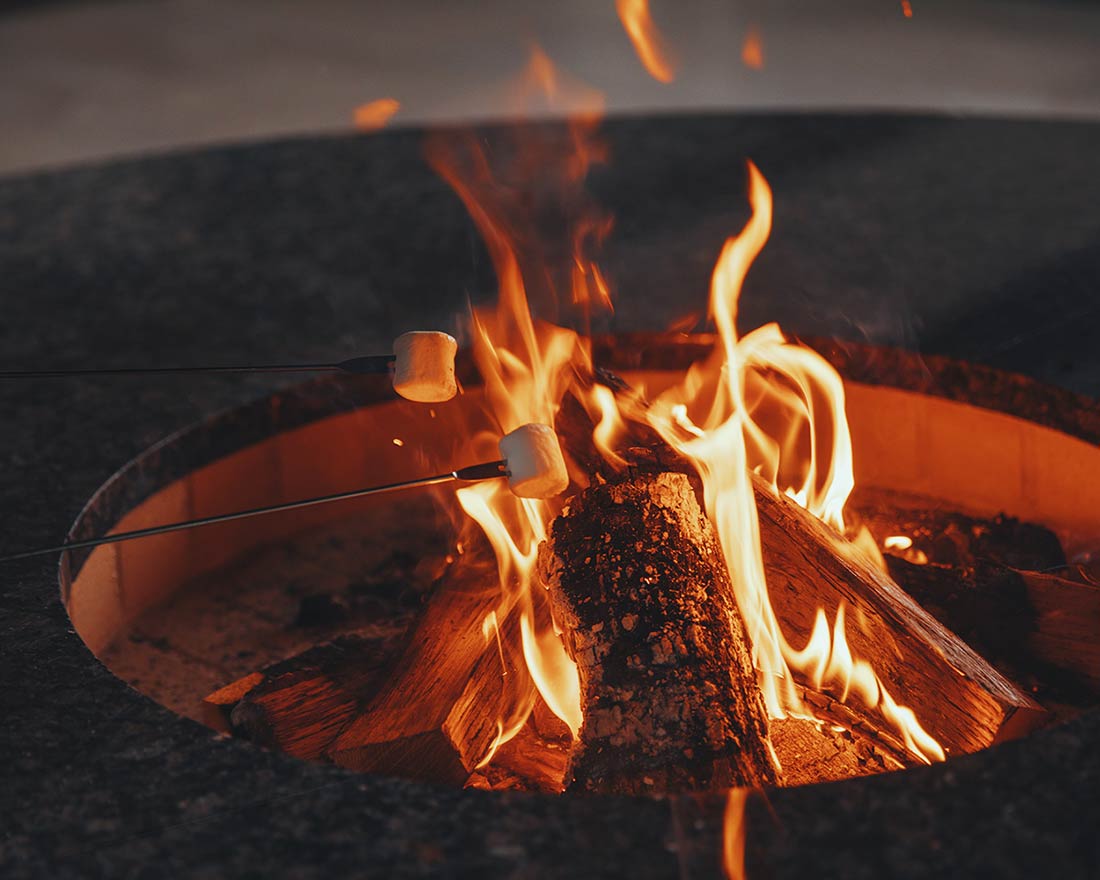 暖炉を囲んで、マシュマロ焼き。